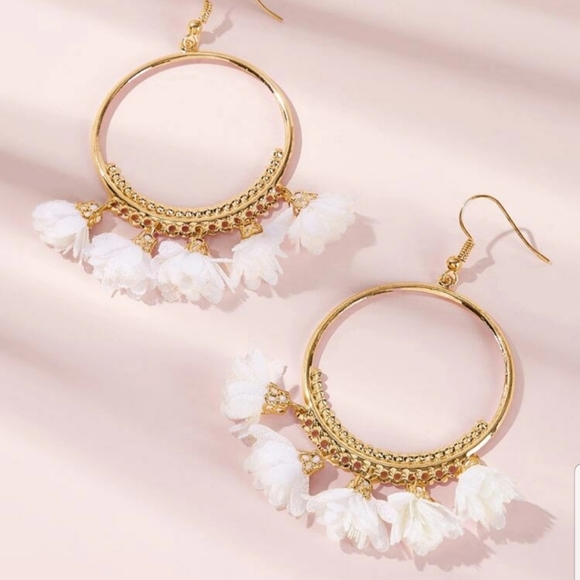 ◇Tabatha◇ White Flowers Hoop Earrings - Picture 3 of 4